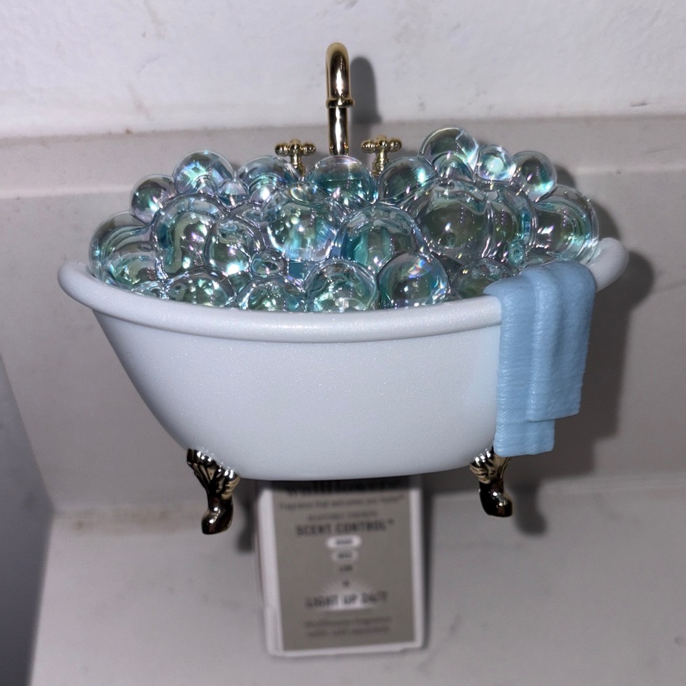 Bath & body Works wallflowers scent control  with light tub w/ bubbles new